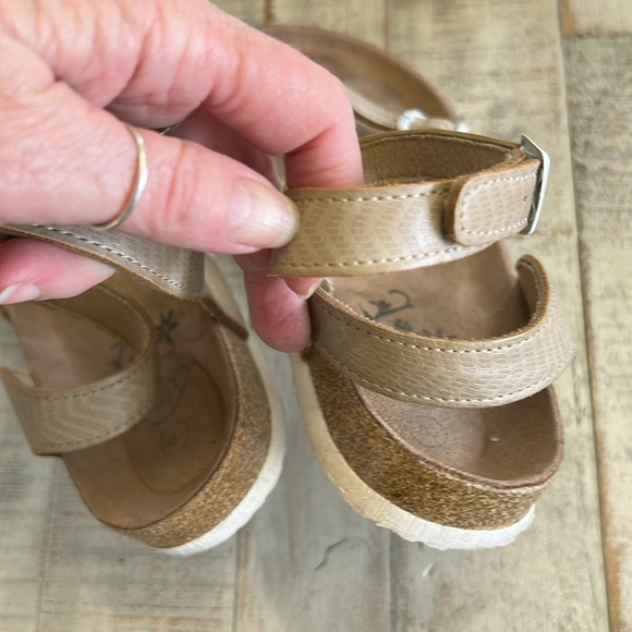 NORTHSIDE WOMENS, ANKLE STAP, COMFORTABLE SANDAL,  TAN, SIZE 8 - Picture 5 of 10